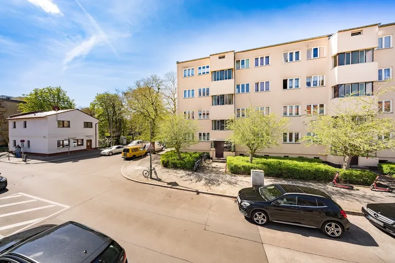 Helle 2-Zimmer-Wohnung mit Balkon und Tageslichtbad für Selbstrenovierer – WBS-Berechtigung bis 140 — photo 1